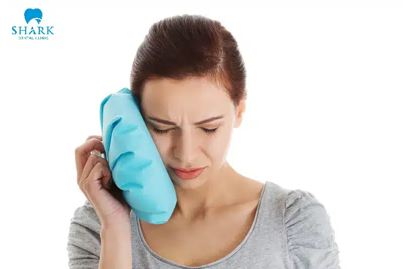 Thường xuyên chườm nóng và chườm đá sau khi nhổ răng