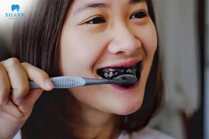 Sử dụng trực tiếp bột than tre giúp làm sạch và trắng răng tự nhiên