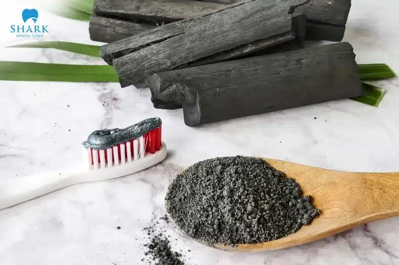 Kết hợp bột than tre cùng kem đánh răng cách làm đơn giản nhưng mang lại hiệu quả cao
