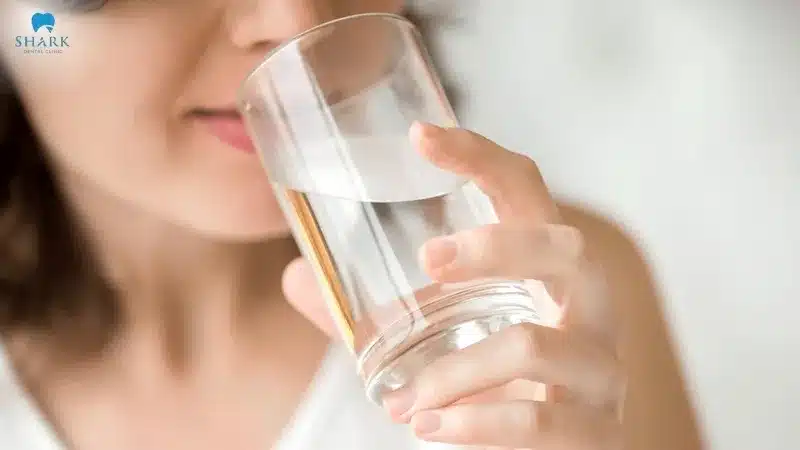 Hướng dẫn 15 cách chăm sóc răng miệng an toàn, đúng cách 18 Uống nhiều nước lọc cũng là một cách chăm sóc răng miệng hiệu quả