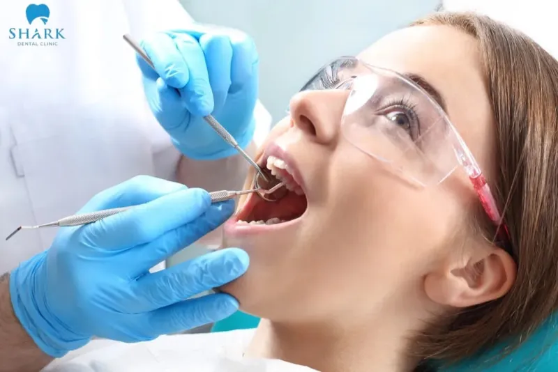 Lấy cao răng định kỳ giúp ngăn chặn hình thành cao răng gây hỏng cùi răng thật. 