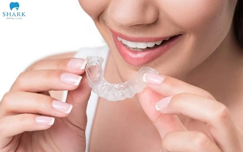 Sử dụng máng chống nghiến răng khi ngủ là một trong những cách chăm sóc răng sau khi bọc sứ hiệu quả