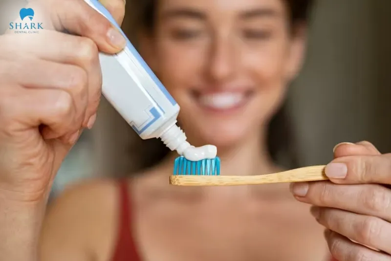 Cần lựa chọn loại kem đánh răng phù hợp với răng sứ