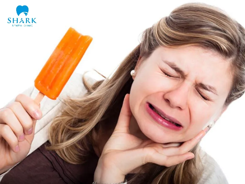 Mẻ răng sẽ làm răng dễ nhạy cảm khi ăn đồ nóng, lạnh