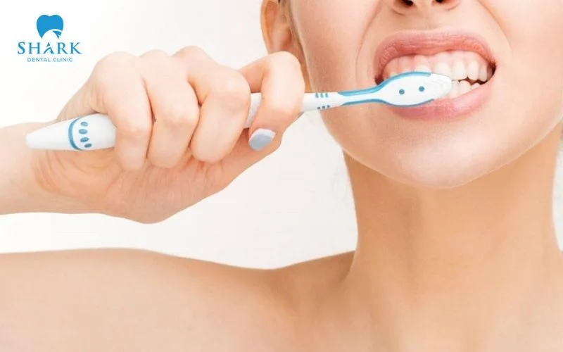 Vệ sinh răng miệng kém cũng là nguyên nhân dẫn đến hôi miệng khi đã cắt amidan