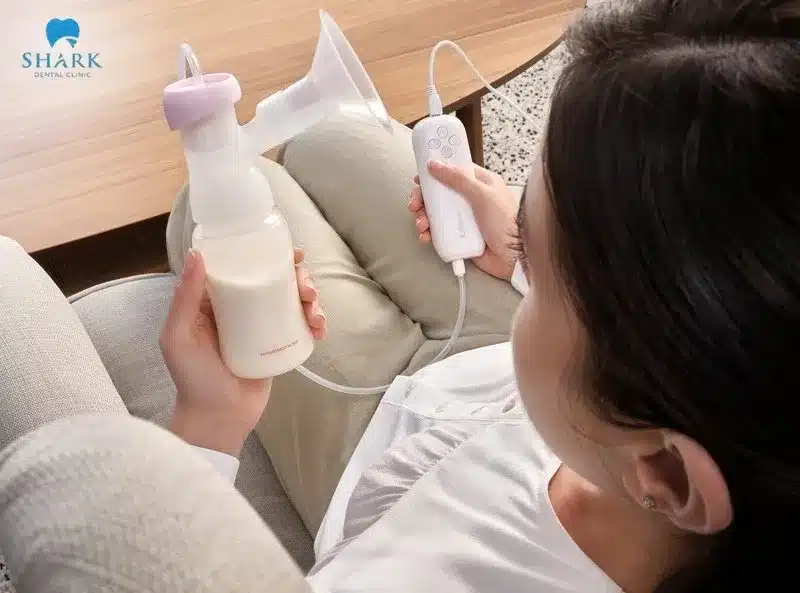 Nên hút sữa sẵn cho bé trước khi nhổ răng khôn, để hạn chế ảnh hưởng của thuốc tê đến chất lượng sữa của bé