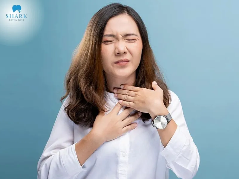 11 dấu hiệu nhiễm trùng sau khi nhổ răng khôn bạn nên biết 12 Nhiễm trùng làm cho vùng răng khôn vừa nhổ sưng tấy, gây khó thở và khó nuốt thức ăn