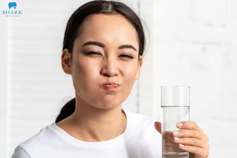 11 dấu hiệu nhiễm trùng sau khi nhổ răng khôn bạn nên biết 18 Sử dụng nước muối pha loãng với nước ấm giúp khử trùng vết thương hiệu quả