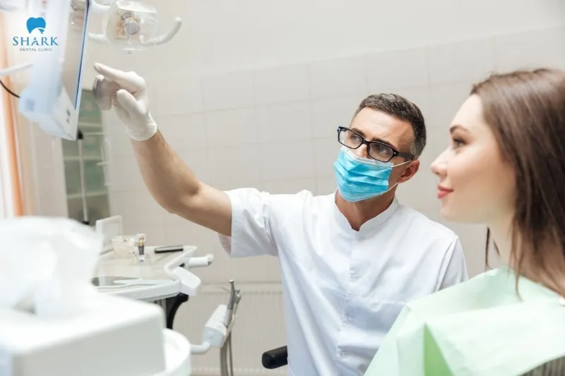 11 dấu hiệu nhiễm trùng sau khi nhổ răng khôn bạn nên biết 19 Khi phát hiện dấu hiệu nhiễm trùng sau khi nhổ răng khôn, tốt nhất bạn nên đến nha khoa để được thăm khám, xử lý kịp thời