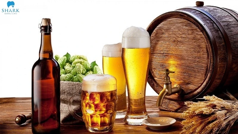 Người bị đau răng kiêng ăn gì? Cần kiêng đồ uống chứa cồn, bởi chúng có thể làm cơn đau răng trở nặng và tăng nguy cơ biến chứng