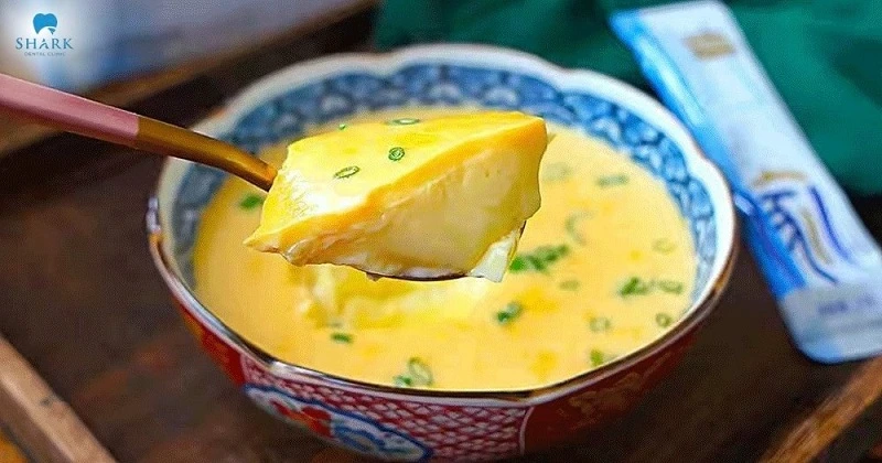 Trứng hấp mềm, chứa nhiều protein và vitamin D giúp bổ sung năng lượng và  hỗ trợ quá trình phục hồi vết thương