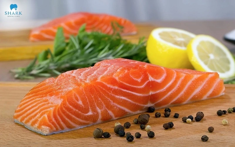 Cá hồi đem đi hấp mềm, là lựa chọn hoàn hảo nên bổ sung vào thực đơn cho những người đang bị đau răng