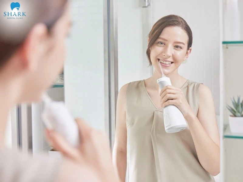 Kết hợp sử dụng tăm nước nhằm loại bỏ thức ăn thừa ở kẽ răng một cách hiệu quả