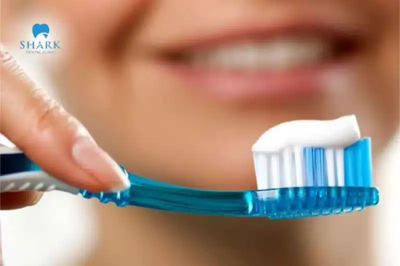 Kem đánh răng giúp làm sạch vết ố và mảng bám trên răng