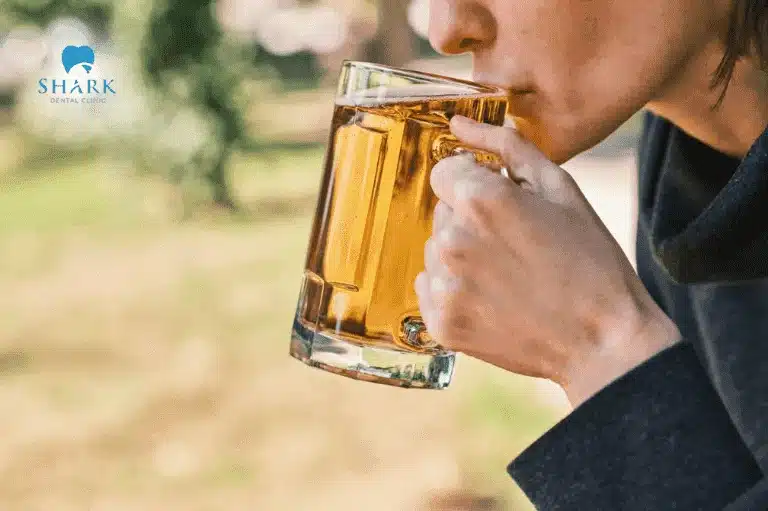 Uống nhiều bia, rượu làm tăng axit trong dạ dày gây chua miệng