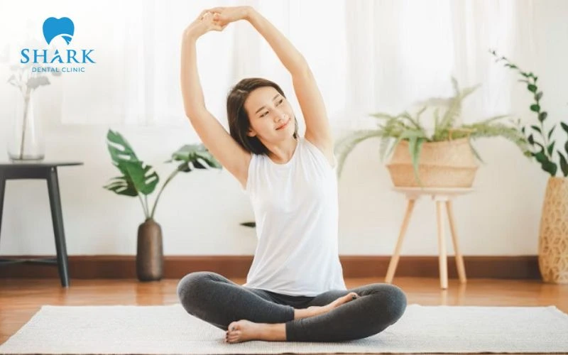 Duy trì thói quen vận động thường xuyên hỗ trợ kiểm soát stress, từ đó giảm sưng lưỡi và ngăn ngừa vết hằn răng xuất hiện