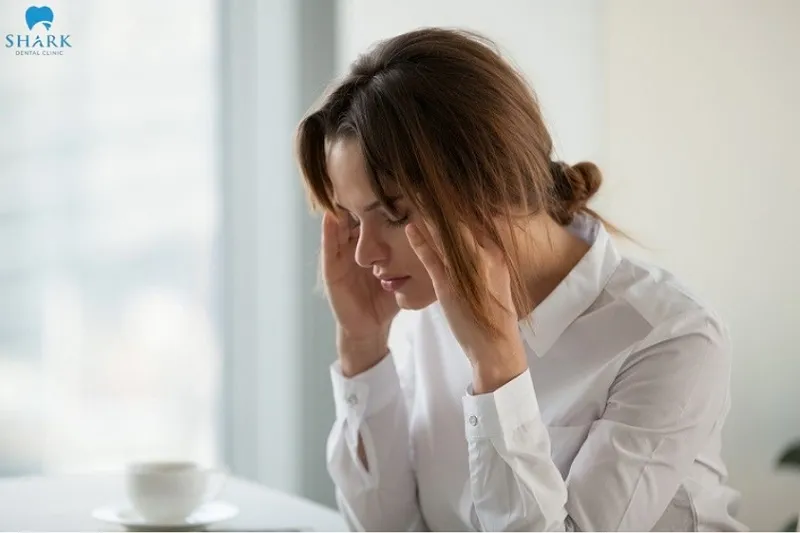 Một trong những tác hại của thói quen nghiến răng là đau đầu mãn tính