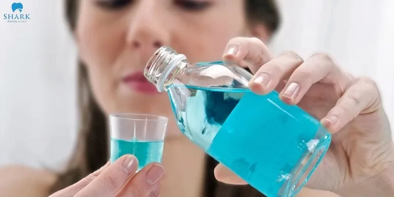 Cần vệ sinh răng miệng sạch sẽ trước khi sử dụng hàm chống nghiến răng