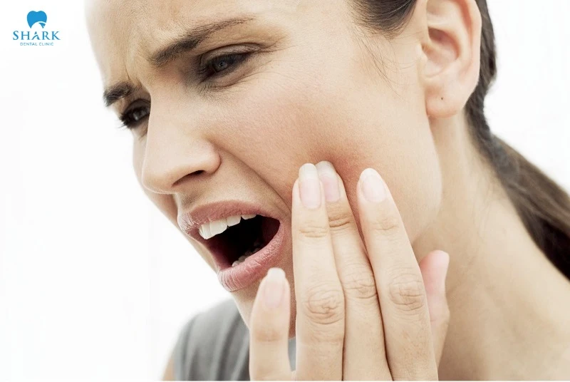 Răng sứ rẻ dễ bị ê buốt khó chịu