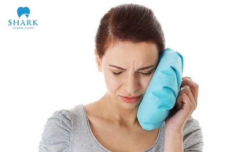 Sau khi nhổ răng khôn, chú ý chườm lạnh giúp giảm đau tại vùng tổn thương răng 