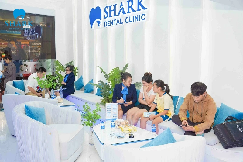Niềng răng có bị rụng răng không? Tại sao bị rụng răng sớm? 11 Đội ngũ nhân viên tận tâm – mang đến trải nghiệm hài lòng cho khách hàng
