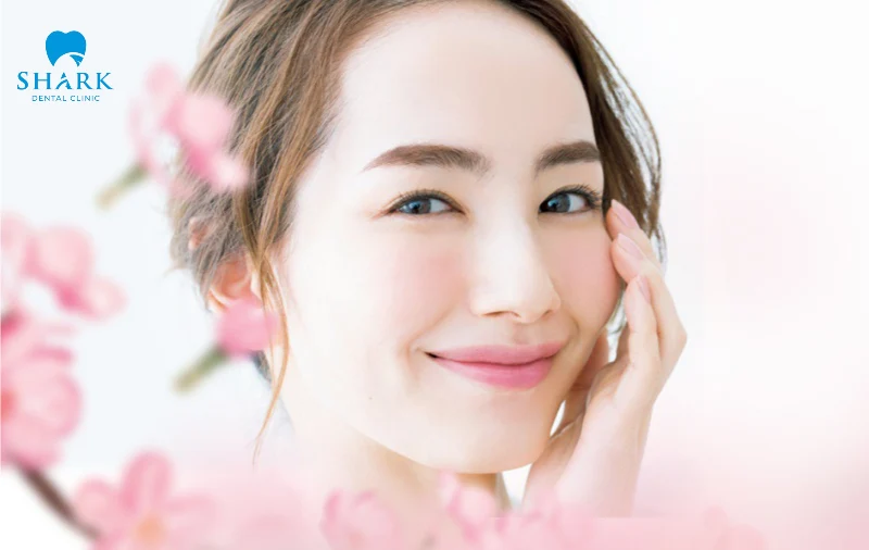 Dùng son màu nhạt để đánh lừa thị giác vùng lợi bị hở khi cười