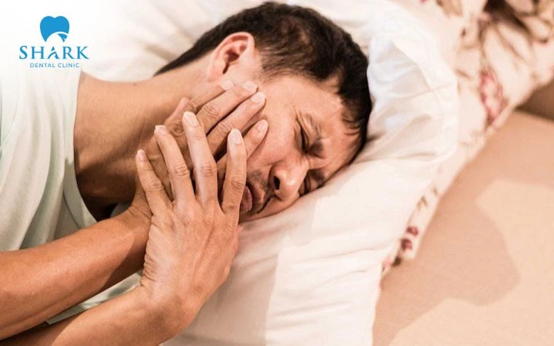 Tư thế nằm sai có thể làm cơn đau răng sâu tăng nặng hơn vào ban đêm