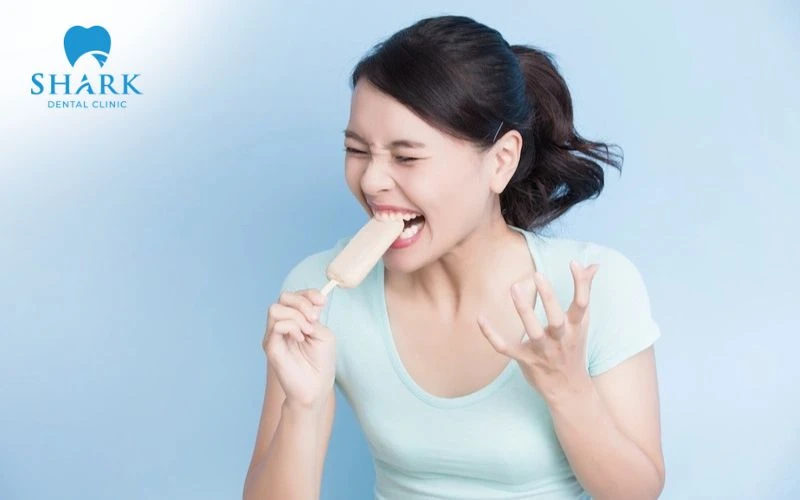 Ăn đồ lạnh gây ra cảm giác buốt răng và làm cho răng sâu trở nên đau ê ẩm hơn