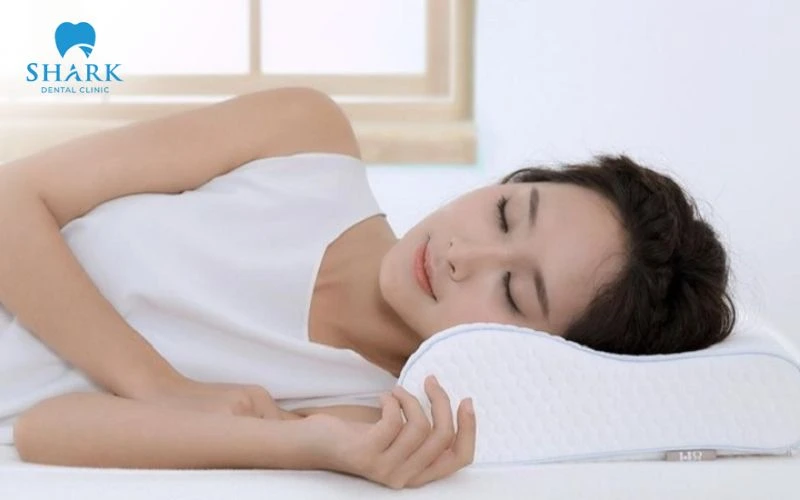 Kê cao gối khi ngủ giúp giảm lưu lượng máu, hạn chế cơn đau răng sâu về đêm