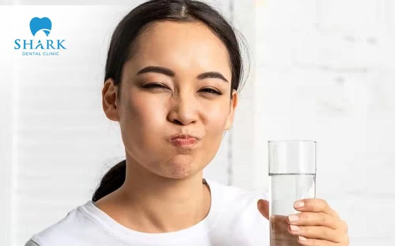 Súc miệng bằng nước muối giúp vệ sinh khoang miệng, loại bỏ vi khuẩn gây sâu răng hiệu quả