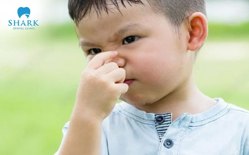 Dị vật mắc trong mũi có thể gây viêm nhiễm, tạo môi trường cho vi khuẩn phát triển và dẫn đến hôi miệng ở trẻ
