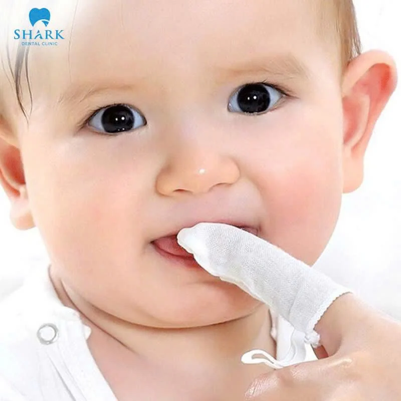 Làm sạch lưỡi bằng dụng cụ rơ lưỡi chuyên dụng giúp cải thiện tình trạng hôi miệng ở bé
