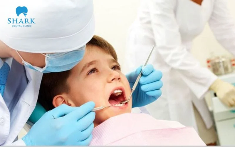 Đưa trẻ đến bác sĩ nha khoa khám sớm giúp xử lý triệt để tình trạng hôi miệng ở trẻ
