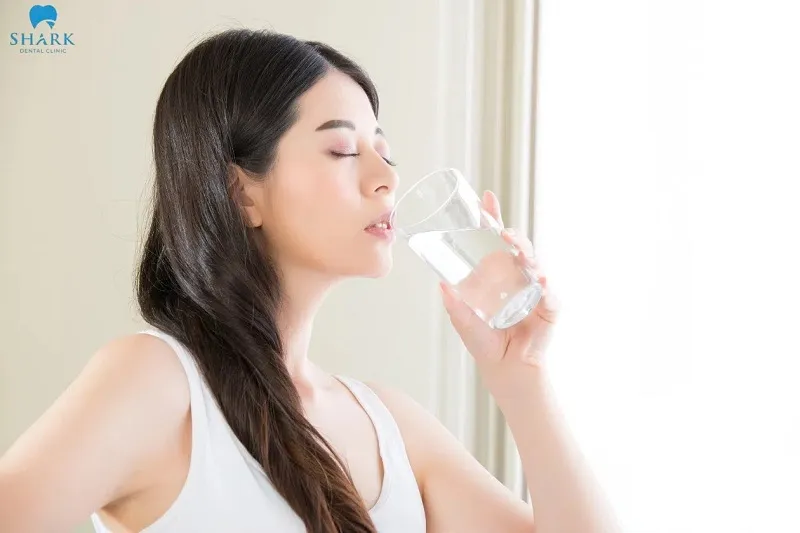 Bạn chỉ nên uống nước lọc trong thời gian nhịn ăn trước khi tiến hành xét nghiệm máu