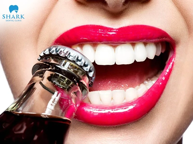 Bị rách lợi chân răng phải làm sao? 7 Dùng răng cắn vật cứng làm tổn thương chân răng