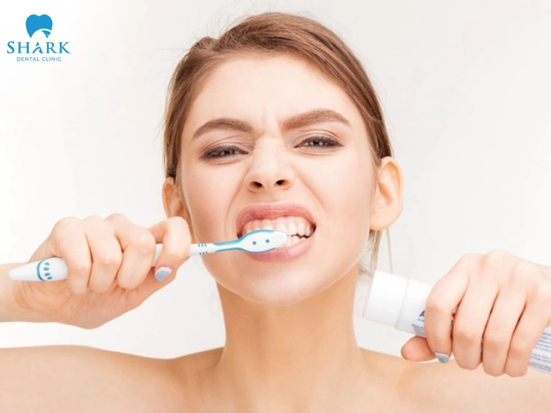 Bị rách lợi chân răng phải làm sao? 8 Sử dụng bàn chải lông mềm để không ảnh hưởng vết thương