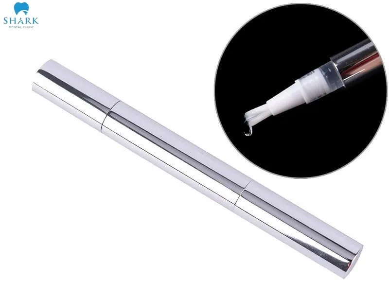 Sản phẩm được thiết kế với hình dạng bút với đầu cọ mềm dùng để bôi gel trực tiếp lên bề mặt răng, giúp làm trắng răng tại nhà