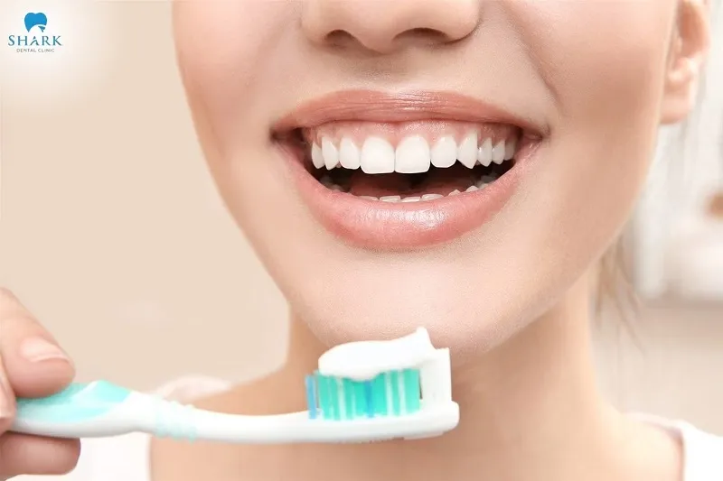 Vệ sinh răng miệng đều đặn và đúng cách giúp loại bỏ mảng bám, hạn chế tình trạng răng sứ ố vàng một cách hiệu quả