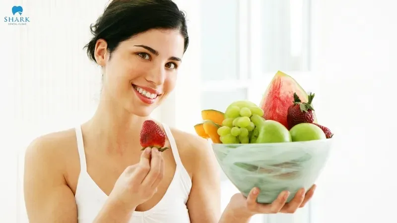Bổ sung nhiều trái cây vào thực đơn giúp tăng cường sức đề kháng cho nướu, làm sạch răng một cách tự nhiên, qua đó giữ được vẻ trắng sáng cho răng