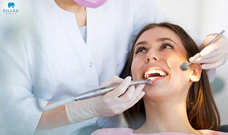 Khám răng định kỳ tại nha khoa cũng là một trong những cách giữ răng sứ luôn trắng sáng