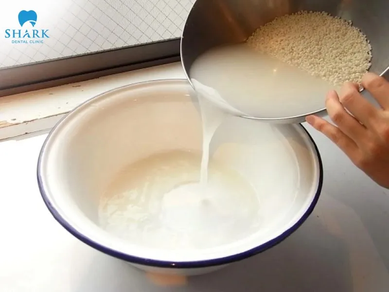 Cách làm trắng răng sau 1 đêm tại nhà an toàn, hiệu quả nhất 16 Nước vo gạo có khả năng đánh bay các mảng bám ở kẽ răng