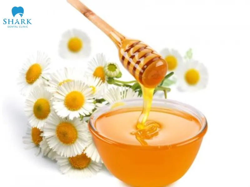 Cách làm trắng răng sau 1 đêm tại nhà an toàn, hiệu quả nhất 18 Sử dụng mật ong nguyên chất để làm trắng răng