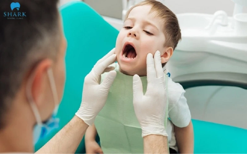 Trẻ bị cam miệng: Nguyên nhân, dấu hiệu và cách phòng ngừa 20 Bác sĩ thăm khám cho trẻ bị cam miệng