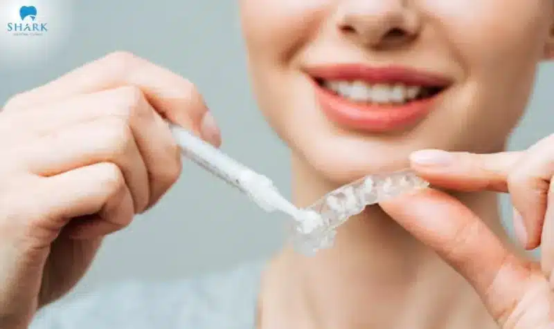 Gel trắng răng là sản phẩm dạng gel có chứa các hoạt chất làm trắng, dùng để bôi lên răng từ đó giúp răng trắng sáng