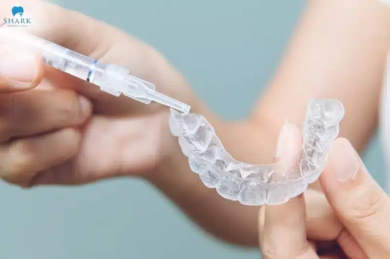 Kali Nitrat và Amorphous Canxi Photphat được bổ sung vào gel tẩy trắng răng với công dụng giảm thiểu tình trạng ê buốt