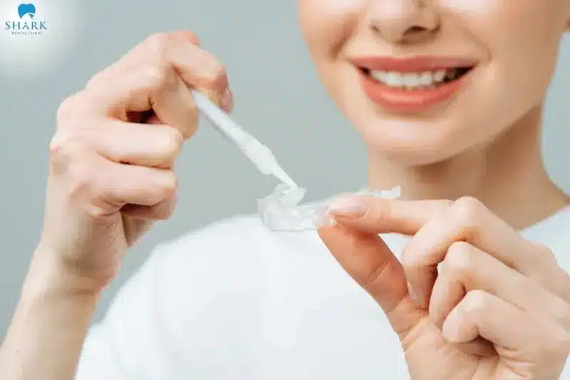 Trong quá trình bôi, cẩn thận tránh cho gel dính vào vùng mô mềm trong khoang miệng