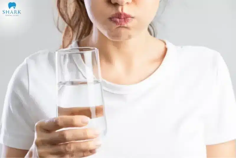 Súc miệng với nước sạch sau khi dùng sản phẩm nhằm loại bỏ hoàn toàn lượng gel còn sót lại trên răng