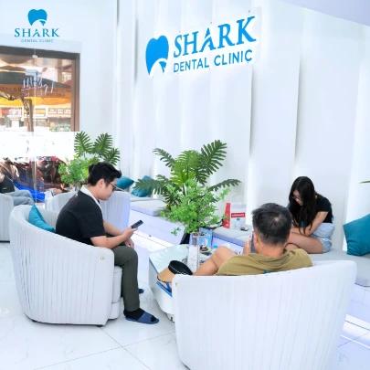 Khách hàng đến Nha Khoa Shark