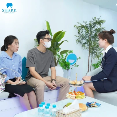 Khách hàng đến Nha Khoa Shark