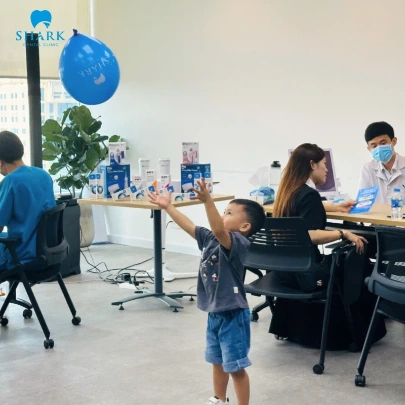 Khách hàng đến Nha Khoa Shark